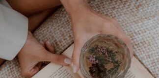 Jakie są sposoby na stosowanie oliwek do paznokci w domu?