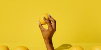 8. Jak długo utrzymują się lakiery hybrydowe na paznokciach?