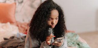 Jakie są sposoby na stosowanie oliwek do paznokci w salonie kosmetycznym?