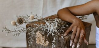 Jakie kosmetyki i preparaty są najlepsze do pielęgnacji paznokci hybrydowych?