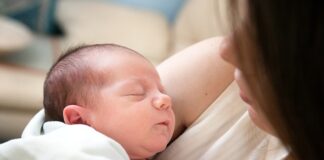 Jak wyrównać klej na styropianie?