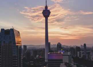 Jak powinno się kleić styropian?