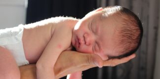 Jak można naładować akumulator przy przetwornicy?